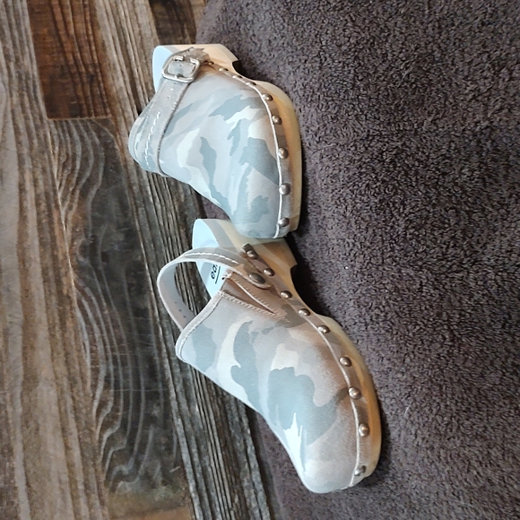 Earth camo clogs. Size 7 - Picture 4 of 5